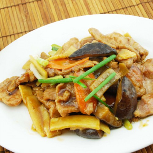 Cerdo con bambú y setas